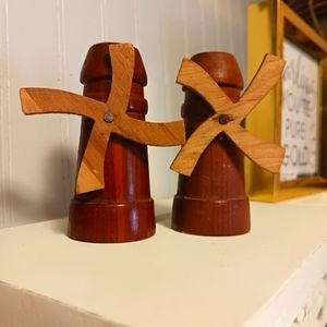 Vintage salt/pepper shakers